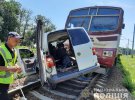 На Харківщині  потяг протаранив мікроавтобус Volkswagen Transporter. Водій на сигнали машиніста не реагував