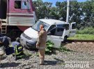 На Харківщині  потяг протаранив мікроавтобус Volkswagen Transporter. Водій на сигнали машиніста не реагував