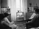 Біля телевізорів збиралася вся родина