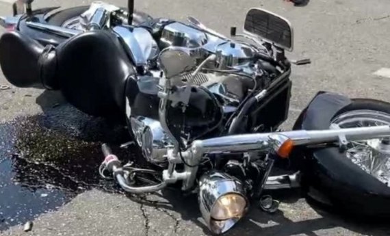 В Ирпене Киевской области мотоцикл на полном ходу врезался в Ford. Мотоциклист и его пассажирка в критическом состоянии