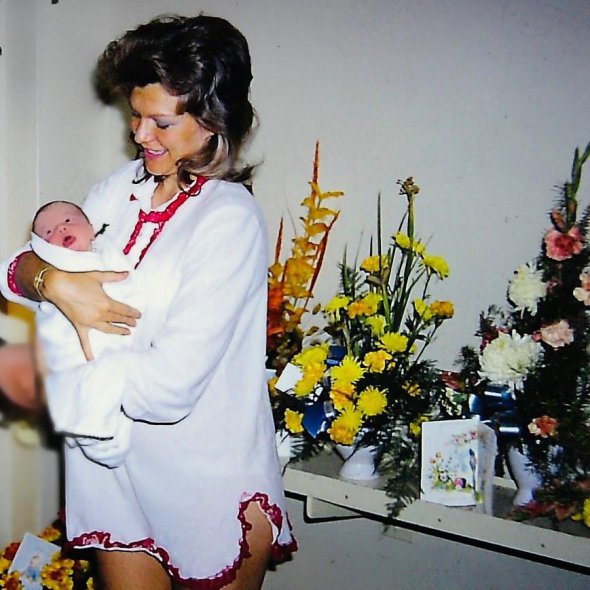 На знімку Мей Маск тримає новонародженого Ілона