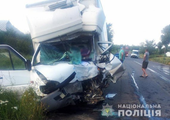 На Полтавщині при зіткненні вантажівок загинув водій та травмована пасажирка