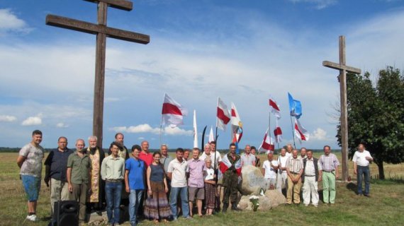 Спільно з соратниками Вітольд Ашурок ставив хрести на місці поховань учасників повстання проти Російської імперії у Гродненській області  