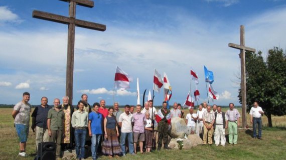 Совместно с соратниками Витольд Ашурок ставил кресты на месте захоронений участников восстания против Российской империи в Гродненской области 