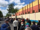 На похороны в Березовке попрощаться с оппозиционером пришли около 700 человек. Его похоронили под национальным бело-красно-белым флагом, как просил при жизни активист 