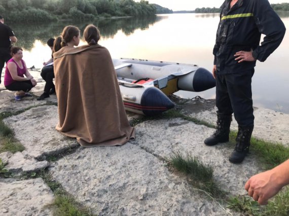 На Прикарпатье мужчина спас в Днестре трех своих дочерей, а сам исчез под водой. Тело ищут вторые сутки