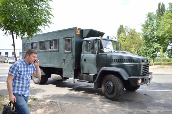 Нацгвардийци не смогли въехать во двор суда