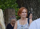 Юлія Кузьменко очікує на повернення до судової зали. На її нозі чорний браслет
