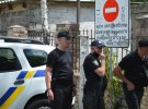 Полицейские впускают в "заминированное" здание работников суда