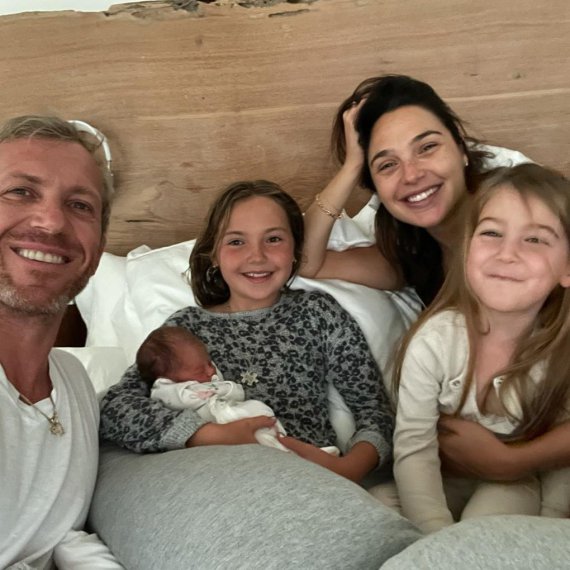 Актриса Галь Гадот опубликовала первое семейное селфи с новорожденной дочкой