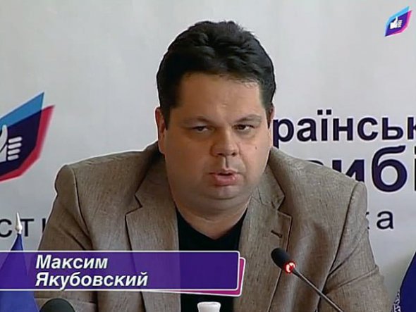 Якубовський на фоні банеру "Український вибір"