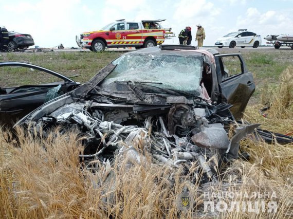 На Миколаївщині зіткнулися  KIA Optima та Mazda.   Троє людей загинули, ще двоє – скалічилися, в тому числі - дитина