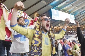 Уболівальники збірної України святкують перемогу нашої команди — 2:1 — над Швецією у матчі 1/8 фіналу Євро-2020/2021 з футболу. Глазго, Шотландія, стадіон ”Гемпден Парк”, 29 червня 2021 року