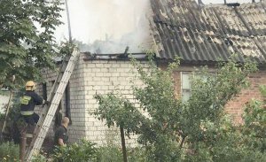 Рятувальники гасять будинок у селищі Козелець Чернігівського району. В нього під час зливи 26 червня влучила блискавка. Почалася пожежа. Люди не постраждали