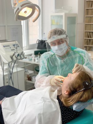 Стоматологиня Людмила Фесенко з Черкас при стоматиті радить полоскати рот новокаїном або хлоргексидином