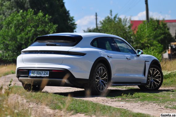 Porsche Taycan Cross Turismo  лучше едет грунтовкой за седана