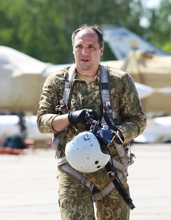 Полковник Євген Булацик 1 липня 2014 року подолав 300 км на палаючому літаку до оперативного аеродрому. Успішно посадив борт