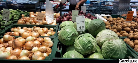 В супермаркетах появился широкий ассортимент сезонных овощей, фруктов и ягод