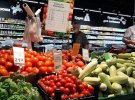 В супермаркетах появился широкий ассортимент сезонных овощей, фруктов и ягод