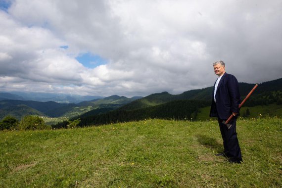 Петро Порошенко показав бартку, яку йому подарували гуцули