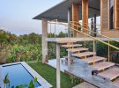 Дом с бассейном в тропическом раю притягивает взгляды