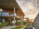 Будинок з басейном у тропічному раю притягує погляди