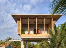 Будинок з басейном у тропічному раю притягує погляди