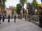 Перед приездом в парламент Зеленский возложил цветы к монументу Филиппа Орлика в Киеве