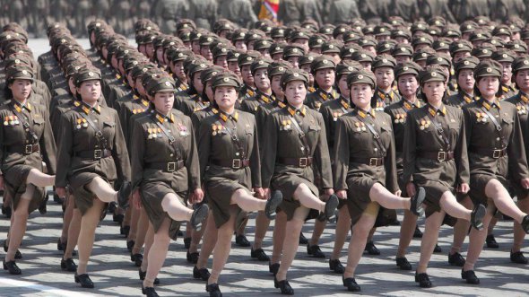 Женщины-военнослужащие в Северной Корее идут на параде. Эта страна одна из немногих, где характерно высокое поднятие ноги.