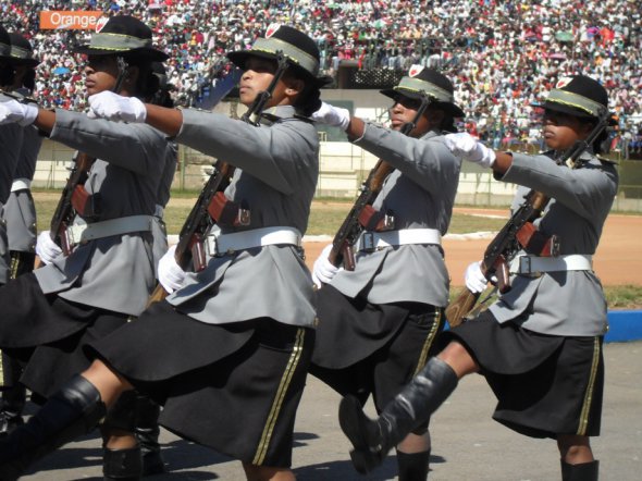 С парадной формой военные Мадагаскара носят сапоги