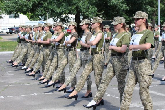 Курсантки Військового інституту Київського національного університету імені Тараса Шевченка почали тренуватися крокувати у взутті на підборах