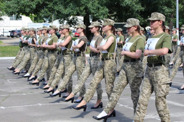Курсантки Військового інституту Київського національного університету імені Тараса Шевченка почали тренуватися крокувати у взутті на підборах