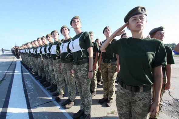 2018 року вперше на параді крокувала "коробка" жінок-військовослужбовців. Тоді дівчата були в повсякденній формі одягу, берцях і зі зброєю