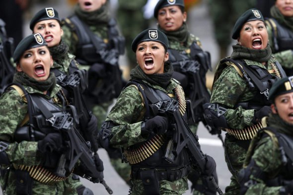 Жінкам Збройних сил Мексики також дозволено обирати між спідницею та брюками