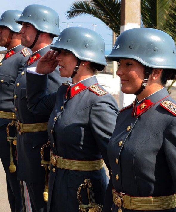 Парадна форма жінок-військових Чилі вирізняється головним убором