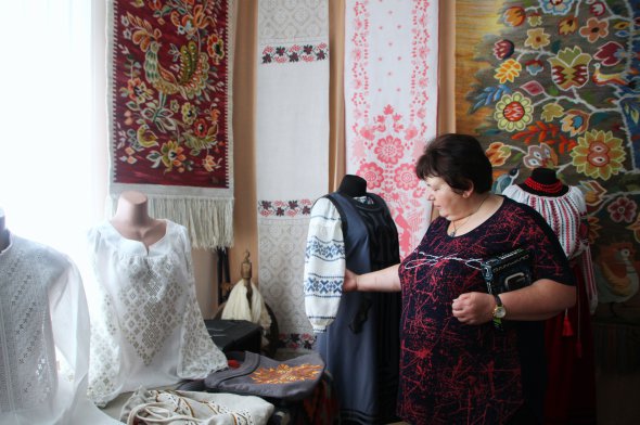 Руководитель Всеукраинского центра вышивки и ковроделия Надежда Вакуленко показывает рубашку, украшенную традиционной гадячской вышивкой