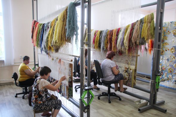 Ковровая ткацкая мастерская во Всеукраинском центре вышивки и ковроделия в Решетиловке