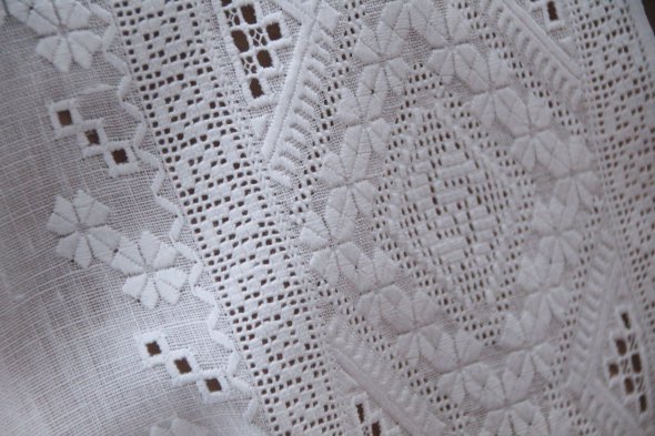Зразок решетилівської вишивки "білим по білому" - чоловіча сорочка