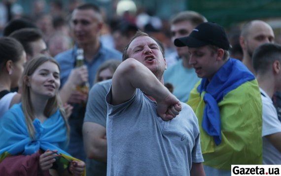 Українці емоційно підтримували нашу збірну у фан-зоні в Києві