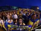 У фан-зоні біля ТРЦ Gulliver зібралися тисячі українських вболівальників. Збірну підтримували неймовірно