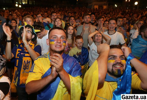 В фан-зоне искренне радовались минутам, когда украинцы показывали хорошую игру. И расстраивались, когда они пропускали голы