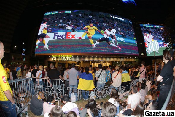 Матч-Украина-Англия транслировали на гигантских мониторах