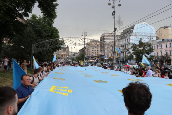 Кримські татари відзначають День прапора 26 червня, оскільки в цей день 1991 року у Сімферополі почався другий Курултай кримськотатарського народу. Тоді національне зібрання проголосило курс на національно-державне самовизначення