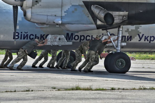 Солдати штовхають літак на аеродромі Кульбакине у Миколаєві під час українсько-американських навчань Sea Breeze 2021