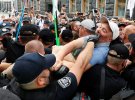 Правоохранители блокируют демонстрантов во время митинга предпринимателей у Офиса президента в Киеве с требованием государственной поддержки, 29 июня 2021