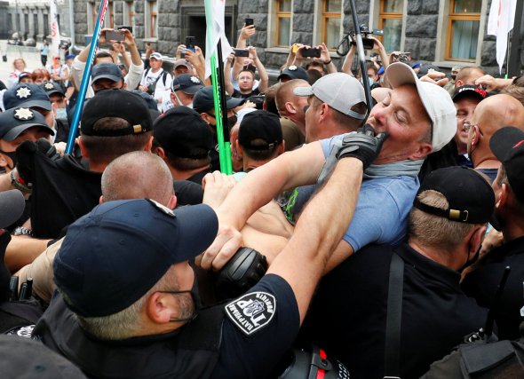 Правоохранители блокируют демонстрантов во время митинга предпринимателей у Офиса президента в Киеве с требованием государственной поддержки, 29 июня 2021