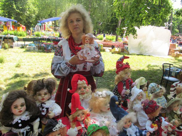 Майстриня Раїса Біла виготовляє ляльки з полімерної глини