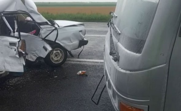 На Херсонщині зіткнулися ВАЗ 2107  та автобус MAN. Водій легковика загинув, його родина - в лікарні