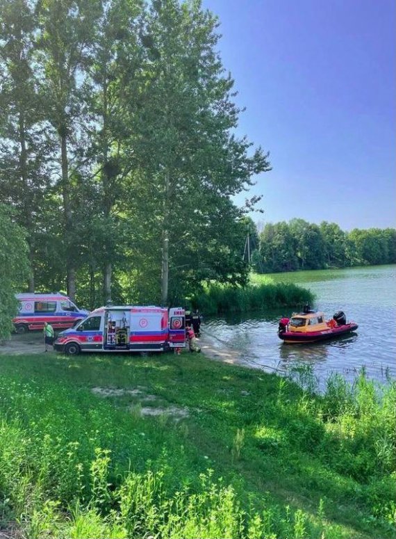 Троє українців в Польщі літали на вертольоті та впали в озеро.