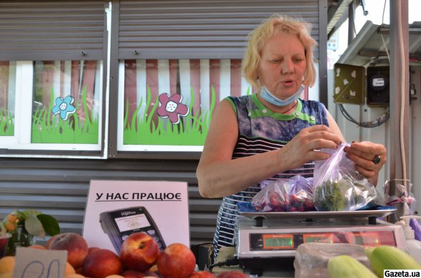 Підприємиця Анна Нечипорук встановила термінал на своїй точці продажу овочів та фруктів